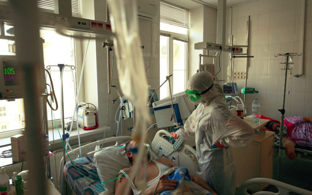 Muertes por Covid en Rusia superan las 700 mil