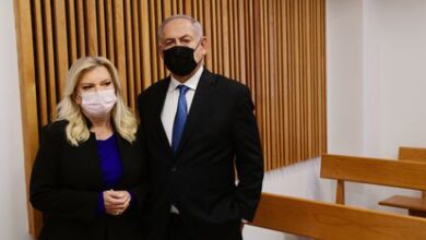 El ex primer ministro israelí, Benjamín Netanyahu, y su esposa, Sara, el día 10 de enero en un tribunal de Jerusalén.
