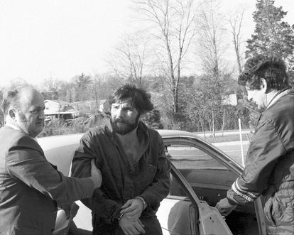 Ronald DeFeo Jr. llega a los juzgados de Long Island pocos días después de ser acusado de los asesinatos de sus padres y de sus cuatro hermanos.