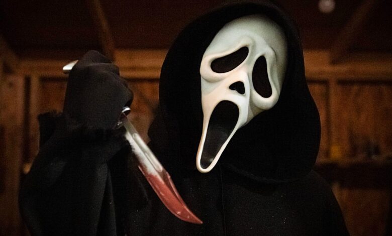 Nueva imagen de la película Scream muestra a Ghostface después de una muerte reciente