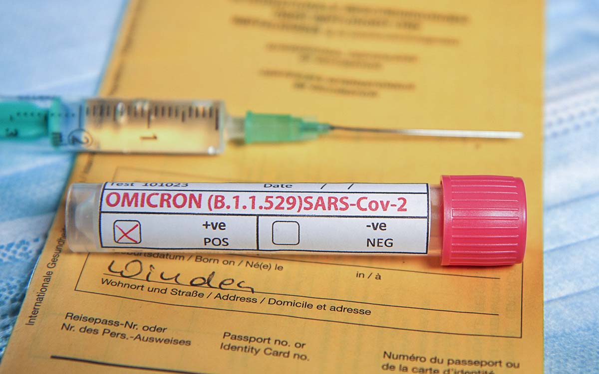 OMS cree que ómicron no será la última variante: 'Cuanto más circule el virus, más riesgo de una nueva más mortal'