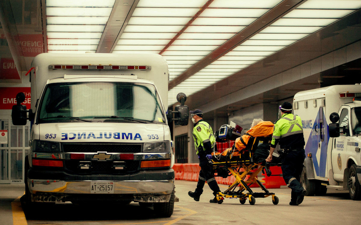 OMS halla más pruebas de que ómicron causa síntomas más leves