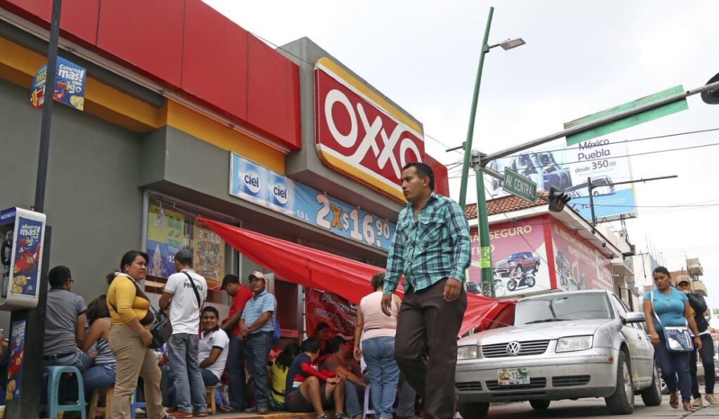 OXXO le responde a AMLO cuánto paga de luz y despeja duda sobre por qué cierra la segunda caja