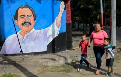 Ortega y Murillo juran un nuevo mandato en soledad en Nicaragua