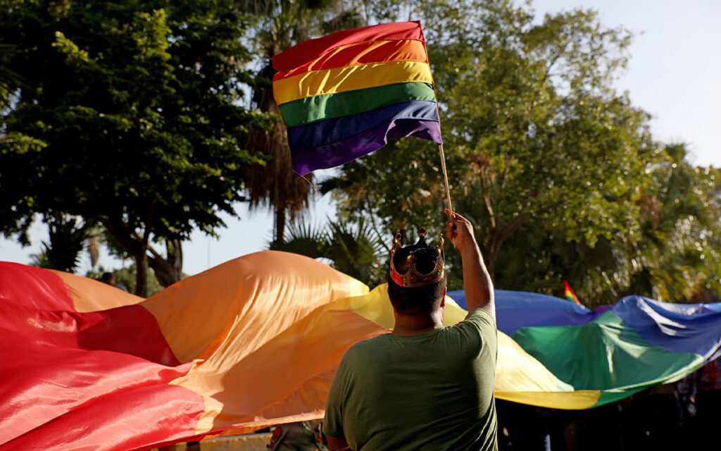 Padres de hijos homosexuales no deben condenarlos, si no apoyarlos: Papa Francisco