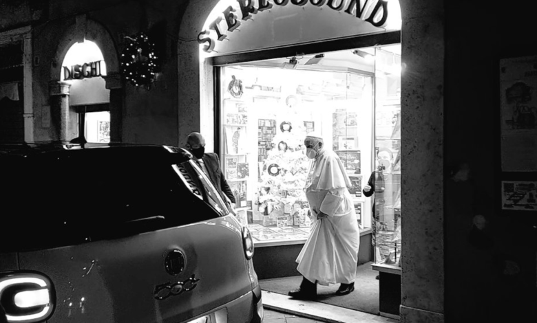 Papa Francisco hace sorpresiva visita a tienda de discos en Roma; le regalan un vinyl | Video