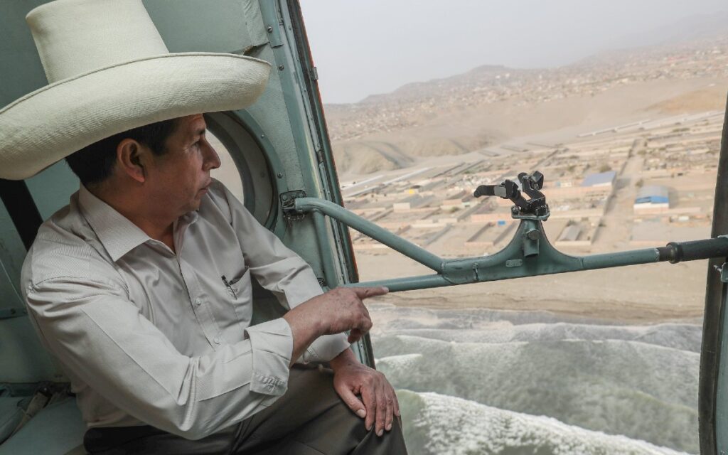 Pedro Castillo sobrevuela playas afectadas por derrame de petróleo | Video