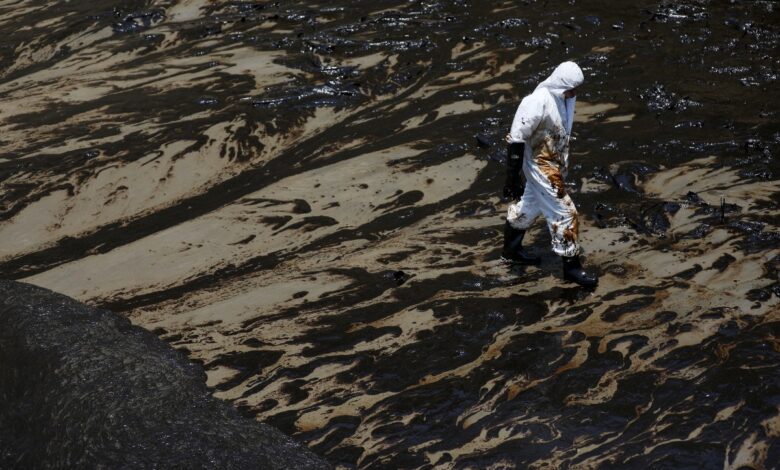 Perú exige a Repsol que repare 'desastre ecológico' por derrame de petróleo