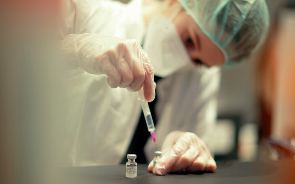 Pfizer y BioNTech inician ensayo de vacuna anti-Covid diseñada contra ómicron