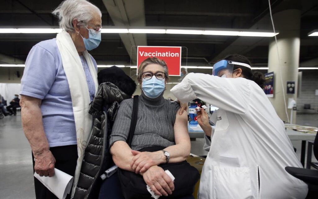 Planean cobrar impuesto a no vacunados contra Covid-19 en Canadá