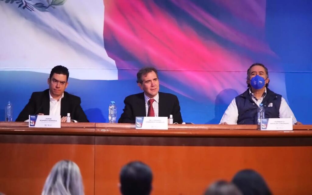 Polémica por presencia de Lorenzo Córdova en plenaria del PAN; converso con todos, revira él