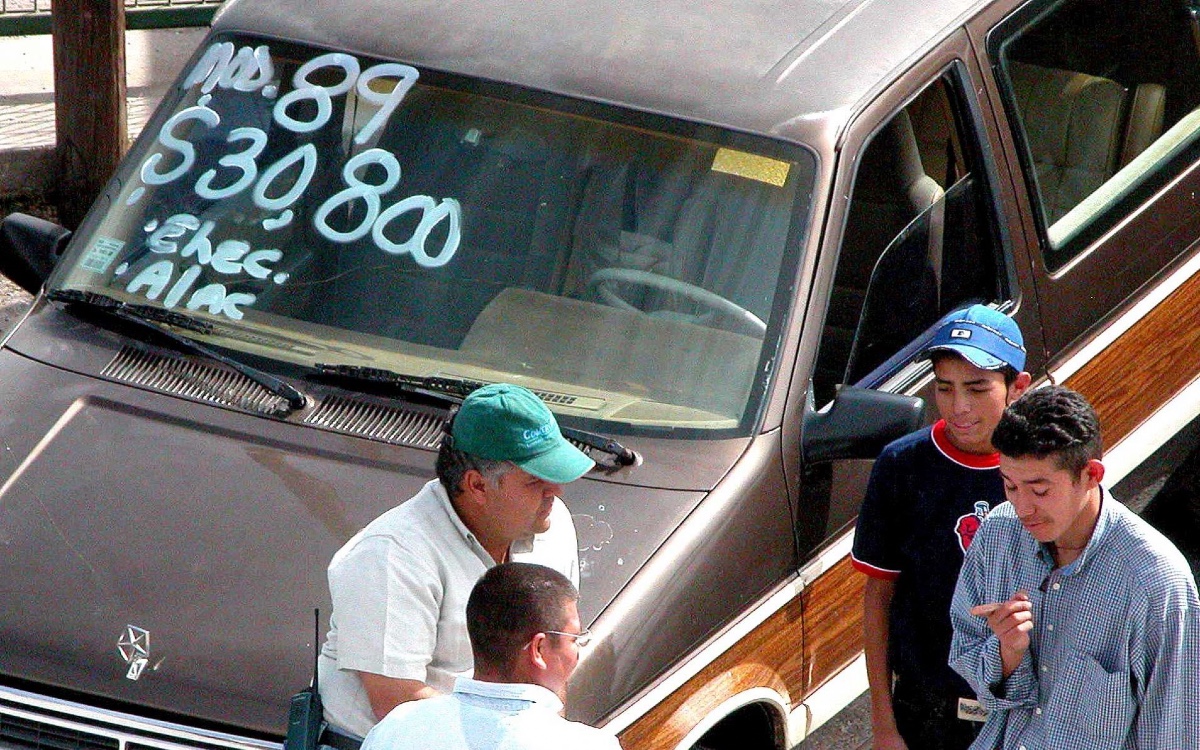 Publica AMLO el decreto para regularizar ‘autos chocolate’