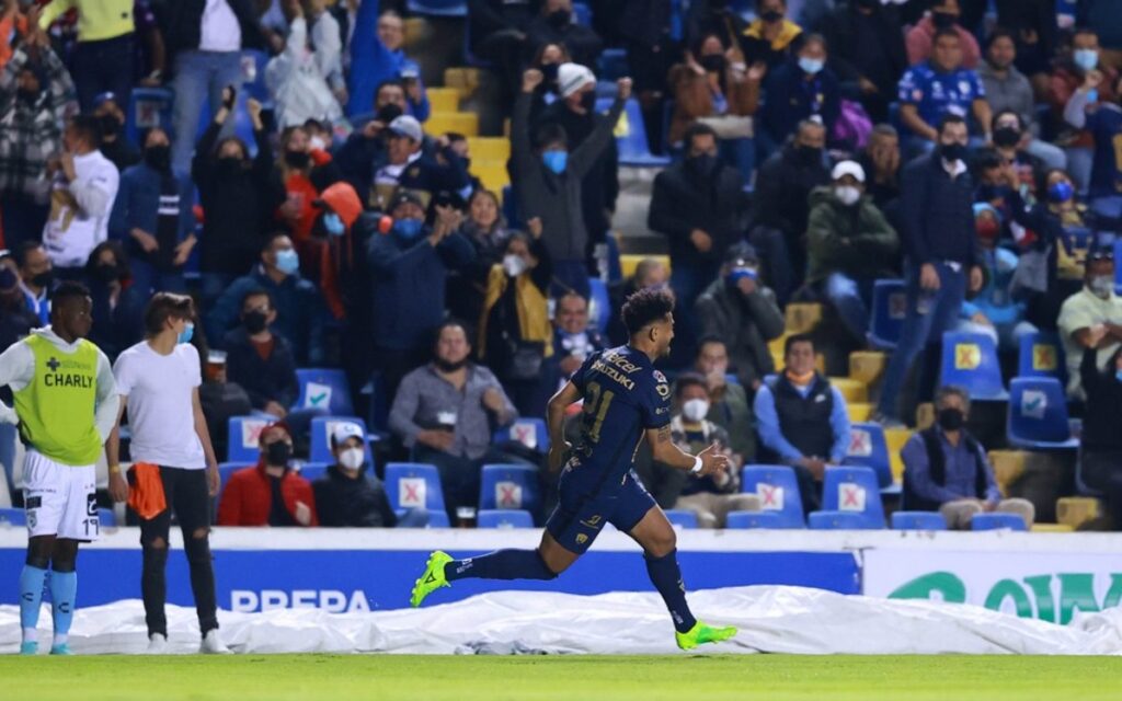 Pumas golea a Querétaro y es líder