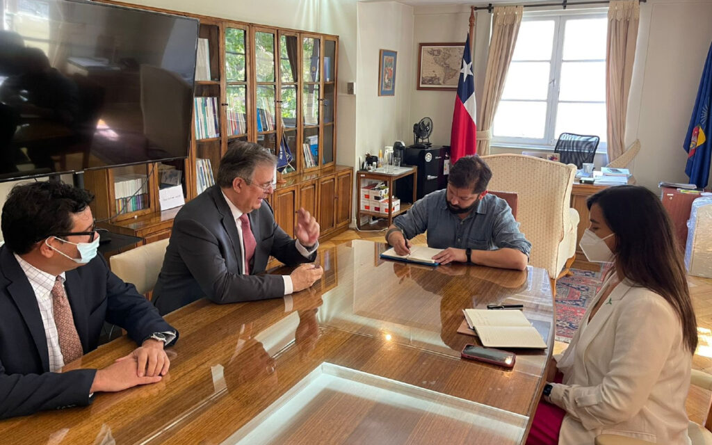 Recibe presidente electo de Chile a Marcelo Ebrard en Santiago