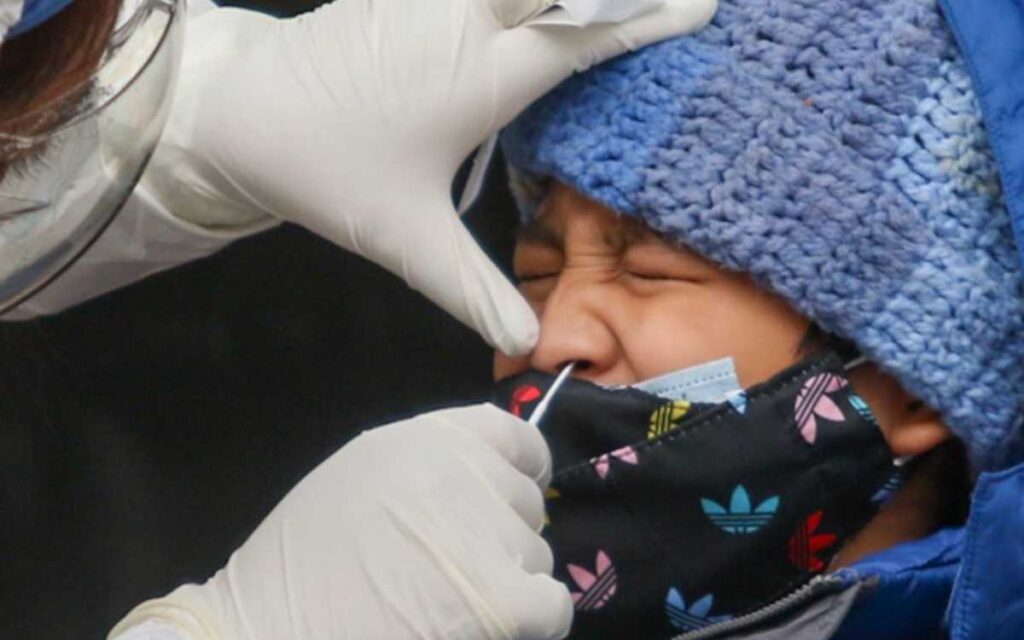 Recorta Salud de 14 a 7 días recomendación de aislamiento por Covid