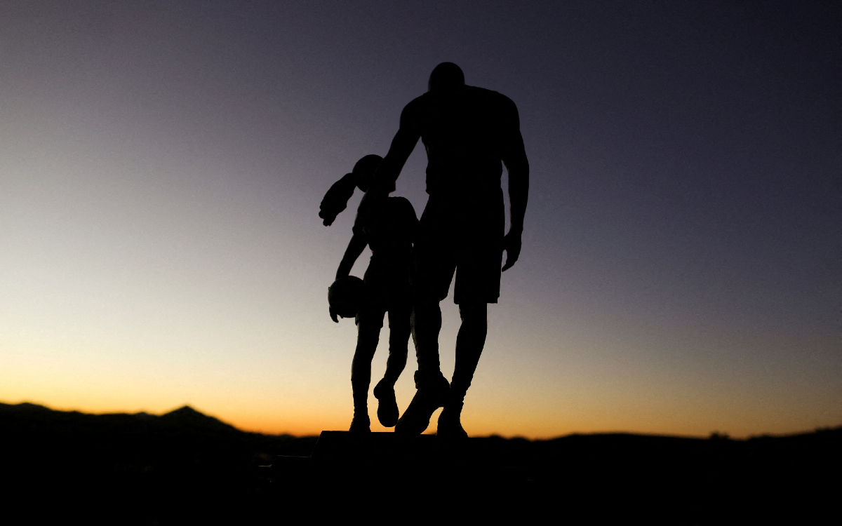 Recuerdan con escultura a Kobe Bryant en el aniversario de su muerte | Fotos