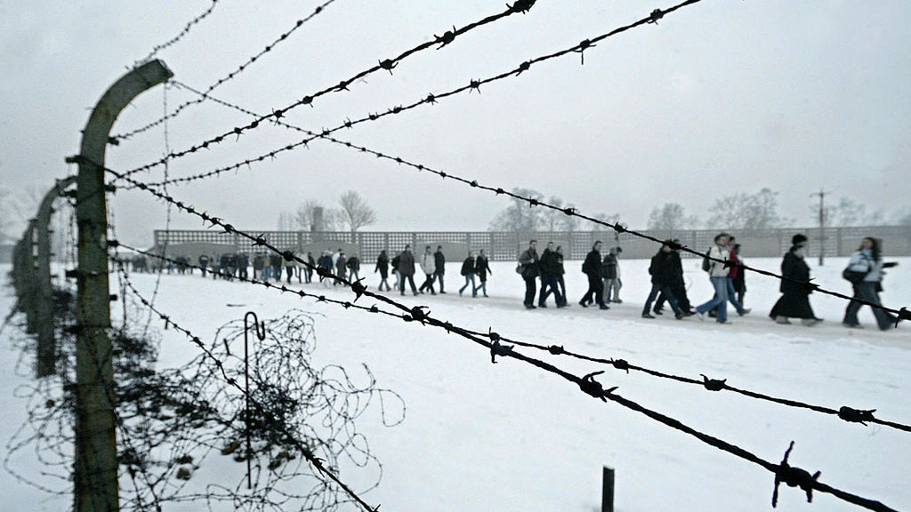 Recuerdan el Holocausto a 77 años de la liberación del campo de exterminio de Auschwitz
