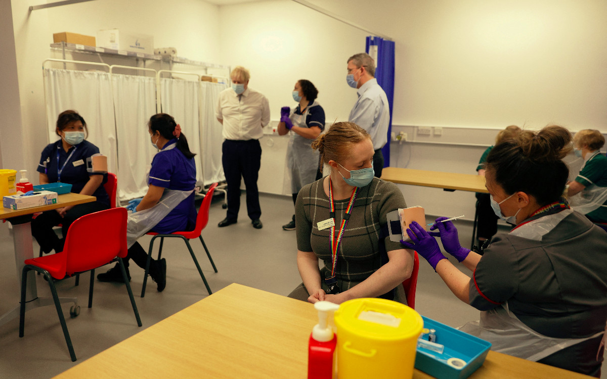 Refuerzo anti-Covid aumentan a 95% protección contra muerte por ómicron en mayores 50 años: Reino Unido