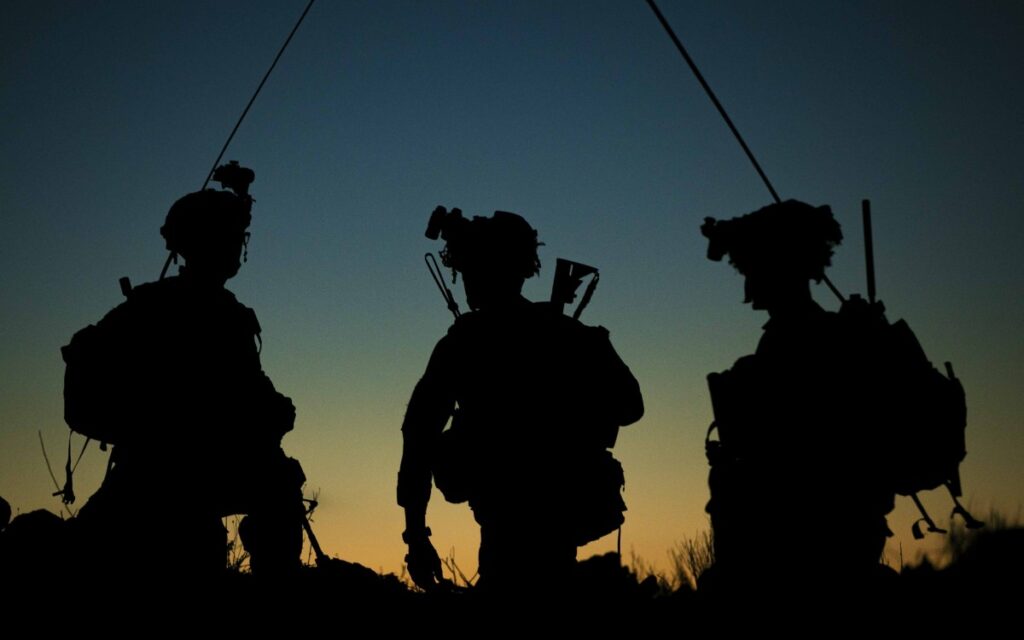 Relevan a seis comandantes del Ejército de EU por negarse a recibir la vacuna