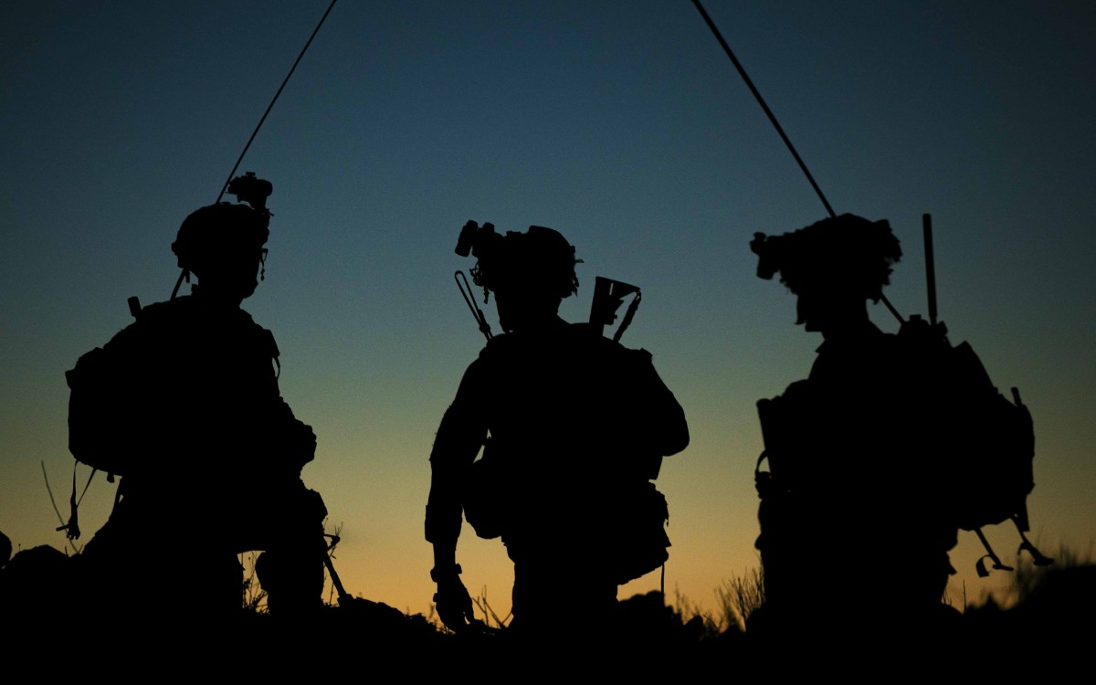 Relevan a seis comandantes del Ejército de EU por negarse a recibir la vacuna