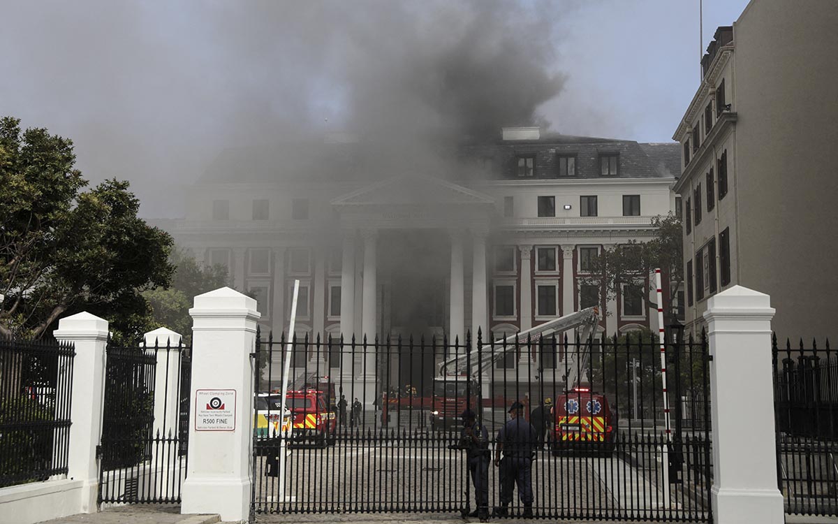 Reportan incendio en la sede del Parlamento de Sudáfrica en Ciudad del Cabo | Video