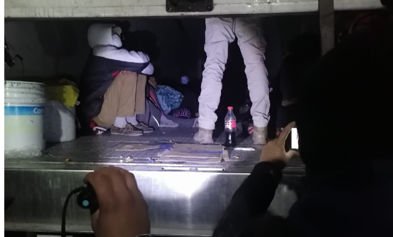 Rescatan a 65 migrantes hacinados en caja de un tráiler en Coahuila