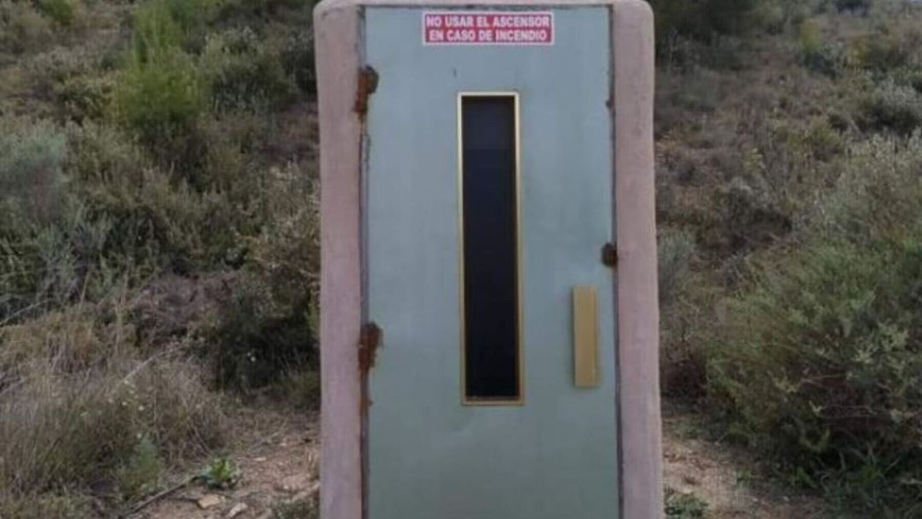 Revuelo en redes por la misteriosa puerta que ha aparecido en mitad del campo en Murcia