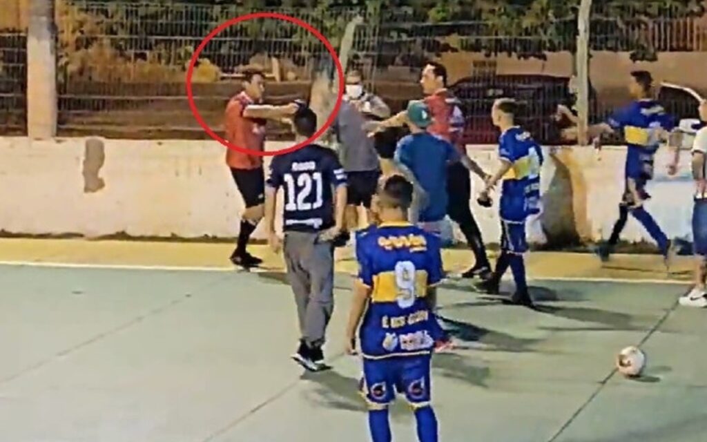 Saca árbitro la pistola y da culetazos a jugadores | Video