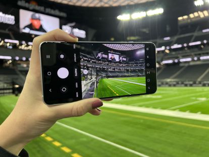 Imagen del Samsung Galaxy S21 FE en la demostración organizada en el CES de Las Vegas.