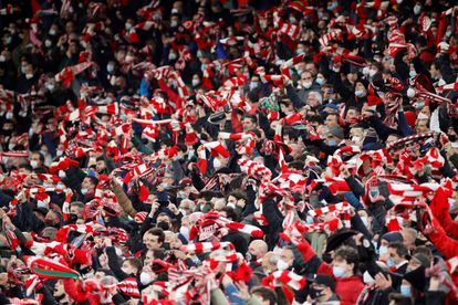 Aficionados del Athletic Club celebran el pase de su equipo a cuartos de final tras derrotar al FC Barcelona en los octavos de final de la Copa del Rey que disputaron el jueves en Bilbao.