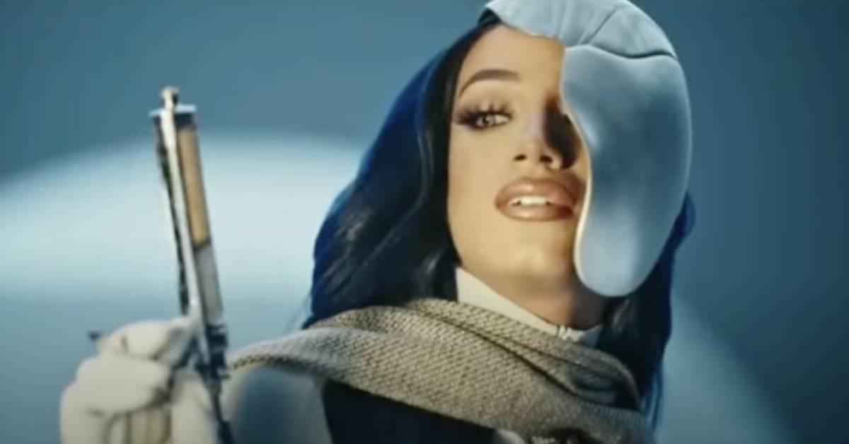 Sasha Banks de WWE protagoniza el video de apertura del campeonato nacional de fútbol americano universitario