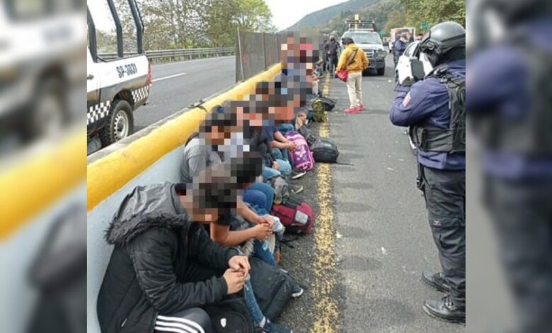 Se accidenta en Veracruz camión tipo Torton con 38 migrantes abordo