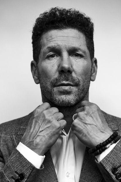 “Como entrenador, nunca me quedé quieto, siempre busqué mejorar. Me produce ruido interior la comodidad", dice Simeone, que lleva en esta fotografía traje de Dolce & Gabbana y camisa de Ralph Lauren.