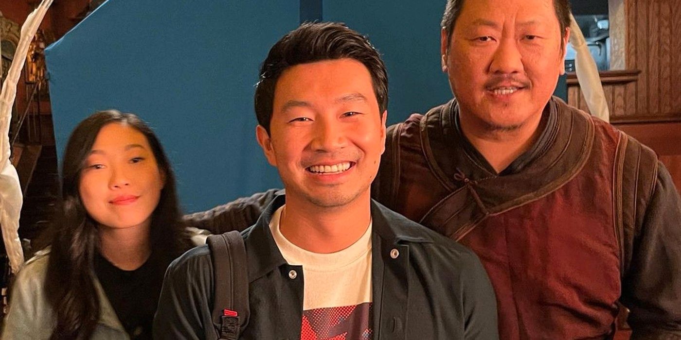 Simu Liu comparte una dulce foto de Shang-Chi BTS con Awkwafina y Benedict Wong