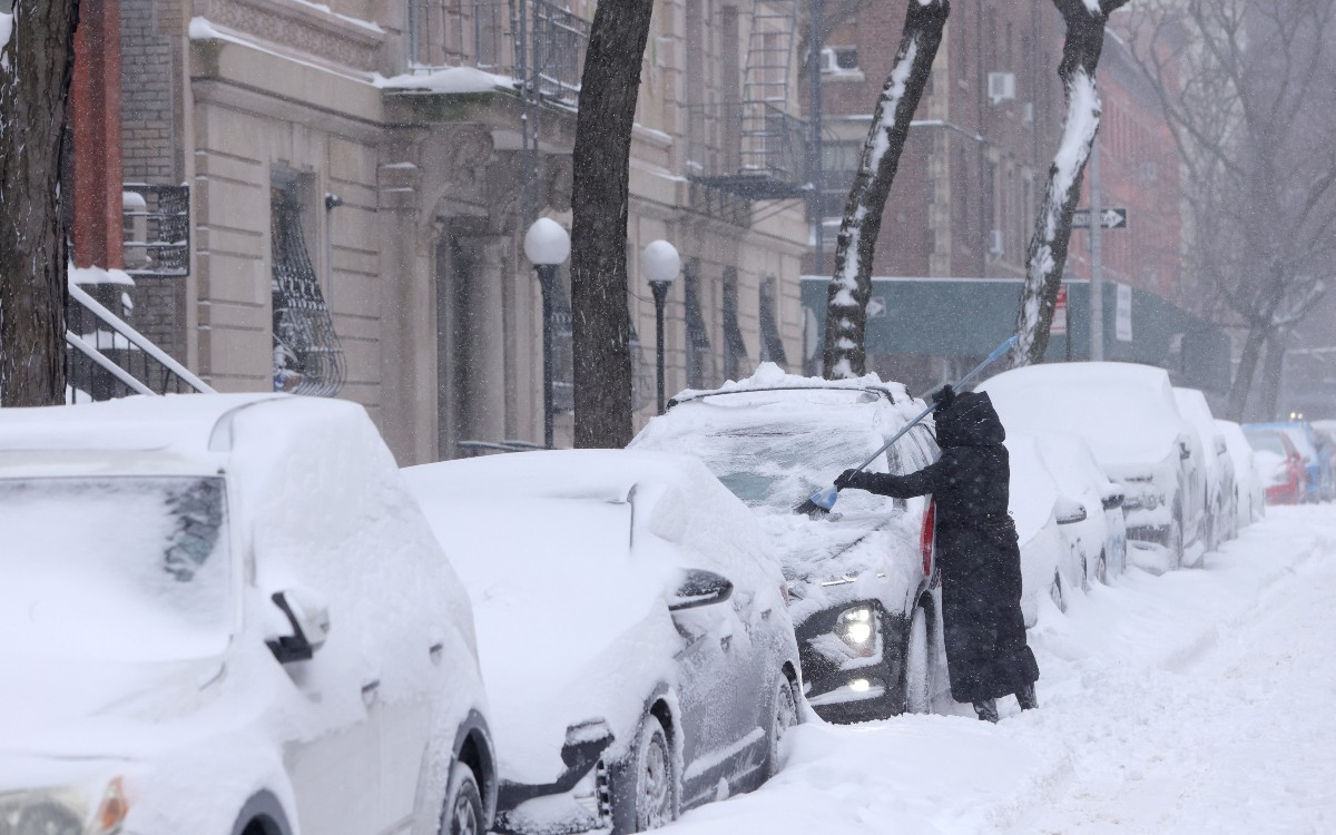 Sin luz, más de 120 mil personas en EU por tormenta invernal; cancelan más de 3 mil vuelos | Videos