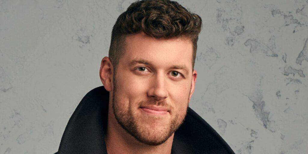 Soltero: Kira en broma toma el crédito por la nueva foto sin camisa de Clayton