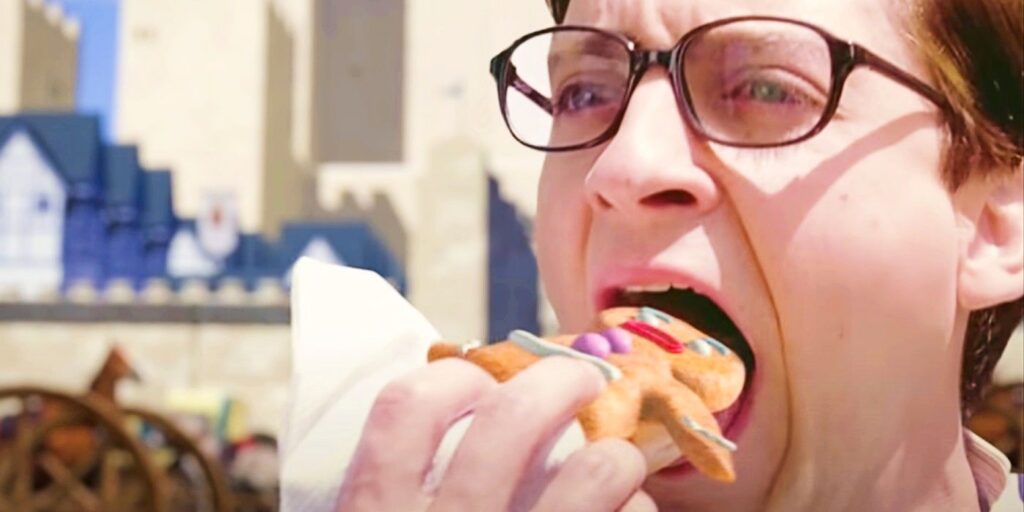 Spider-Man se come al hombre de jengibre de Shrek en un extraño video cruzado