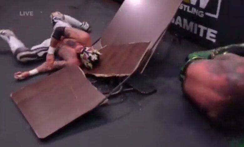 Sufre escalofriante accidente el luchador mexicano Rey Fénix | Video
