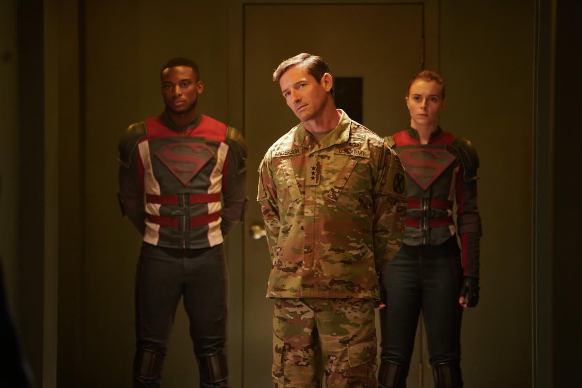 Superman & Lois Showrunner confirma que el villano del estreno de la temporada 2 se burla