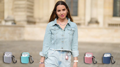 La modelo y presentadora italiana Maria Rosaria Rizzo luciendo una funda colgante para los AirPods y algunos de los colores en los que se puede adquirir. GETTY IMAGES.
