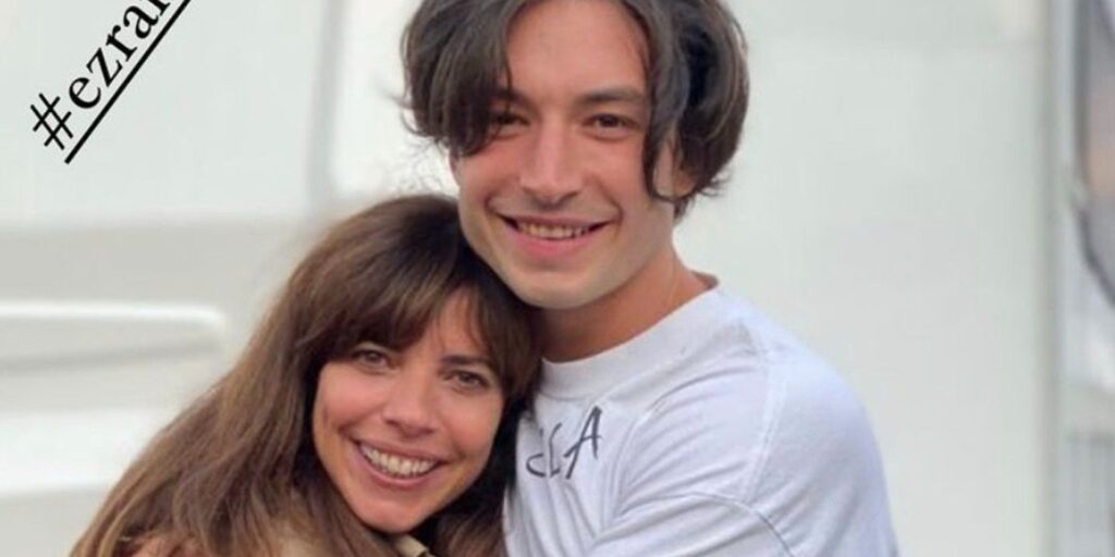 The Flash: Ezra Miller abraza a la actriz Nora Allen en una nueva imagen de BTS
