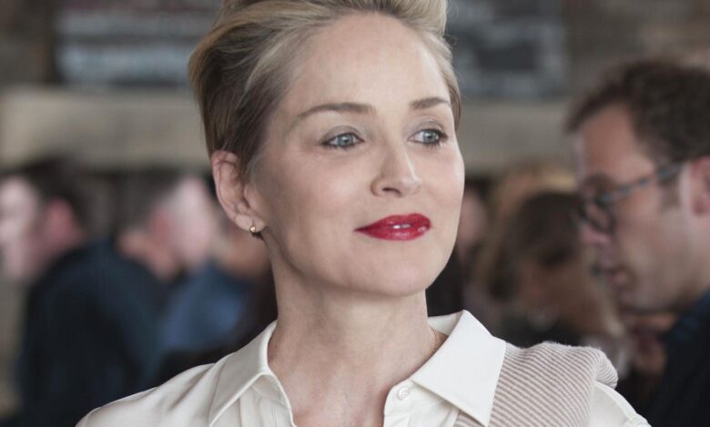 The Flight Attendant Season 2 presenta a Sharon Stone como la madre de Kaley Cuoco