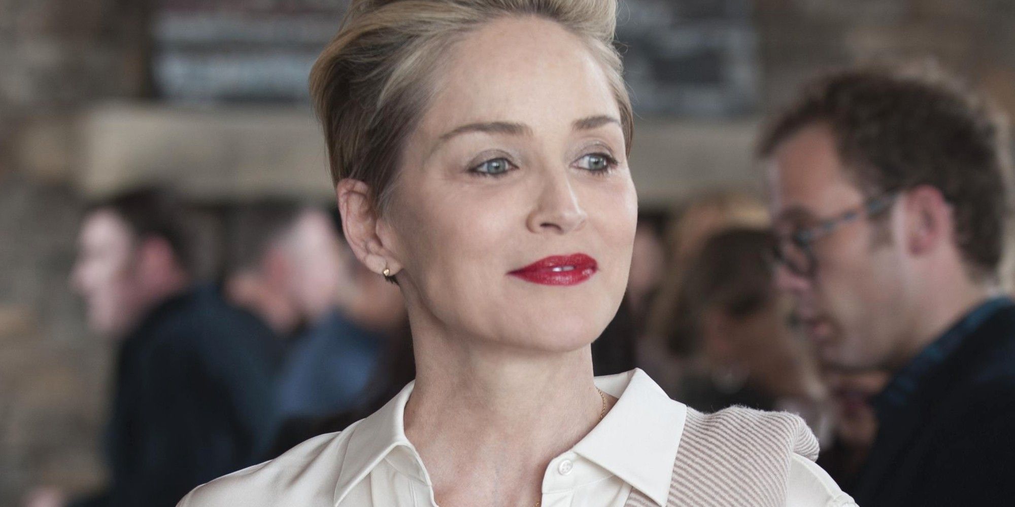 The Flight Attendant Season 2 presenta a Sharon Stone como la madre de Kaley Cuoco