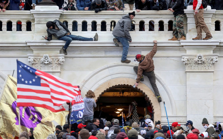 Trump pide al juez que desestime demandas por los disturbios en Capitolio de EU