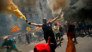 Uber y Cabify pausan servicios en Barcelona tras violenta huelga de taxis