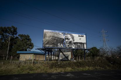 Una de las vallas de la campaña de Anesvad ubicada en Alto Basori en Urioste (País Vasco).