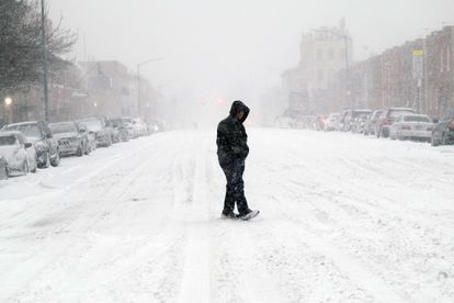 Un hombre cruza una calle de Brooklyn (Nueva York), este sábado.