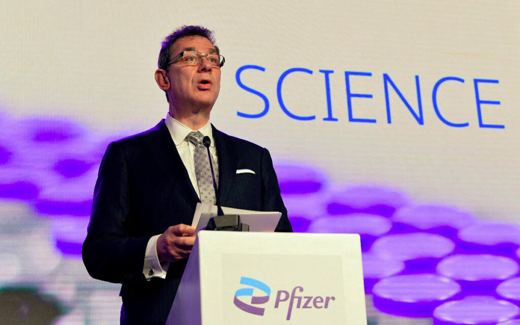 Una vacuna anti-Covid anual es preferible a refuerzos constantes: CEO Pfizer