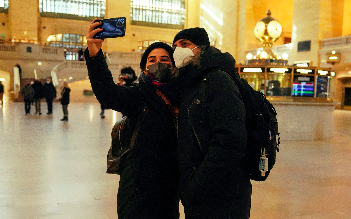 Usen el cubrebocas ‘más protector que puedan’, recomiendan los CDC