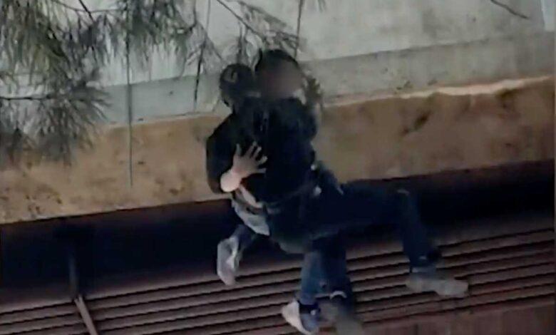 Video: Policía arriesgó su vida para salvar a un hombre